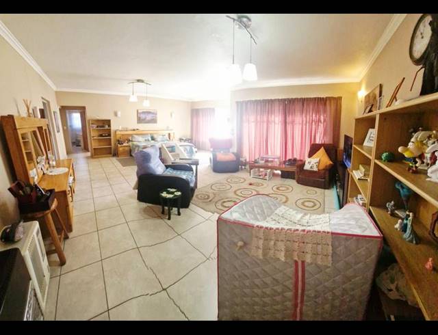 8 BEDROOM HOUSE FOR SALE IN SUNWARD PARK